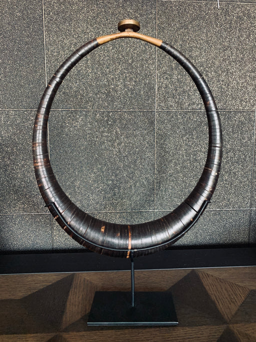 Naszyjniki na stojaku - dekoracja